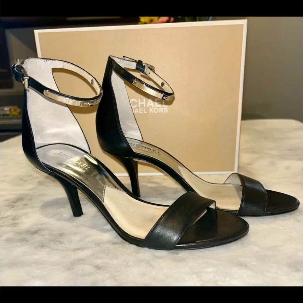 Micheal Kors “Kristin Mid” Black leather and Gold strap heal - Picture 1 of 5